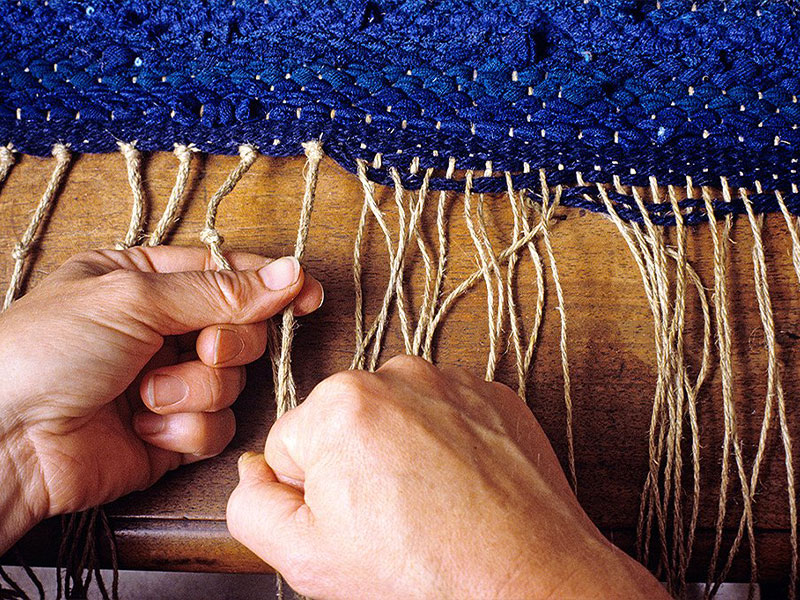 Ручная обработка края ковра