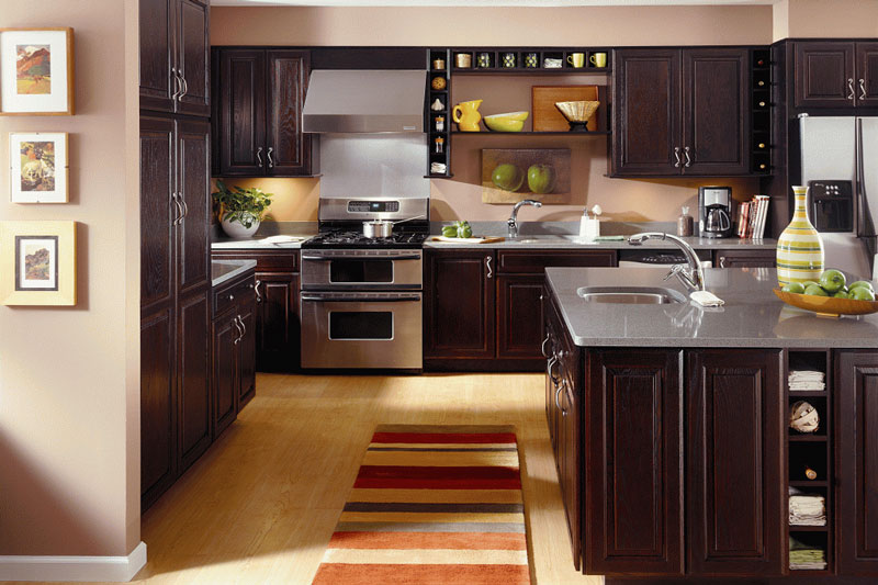 Ковровая дорожка в полоску на кухне